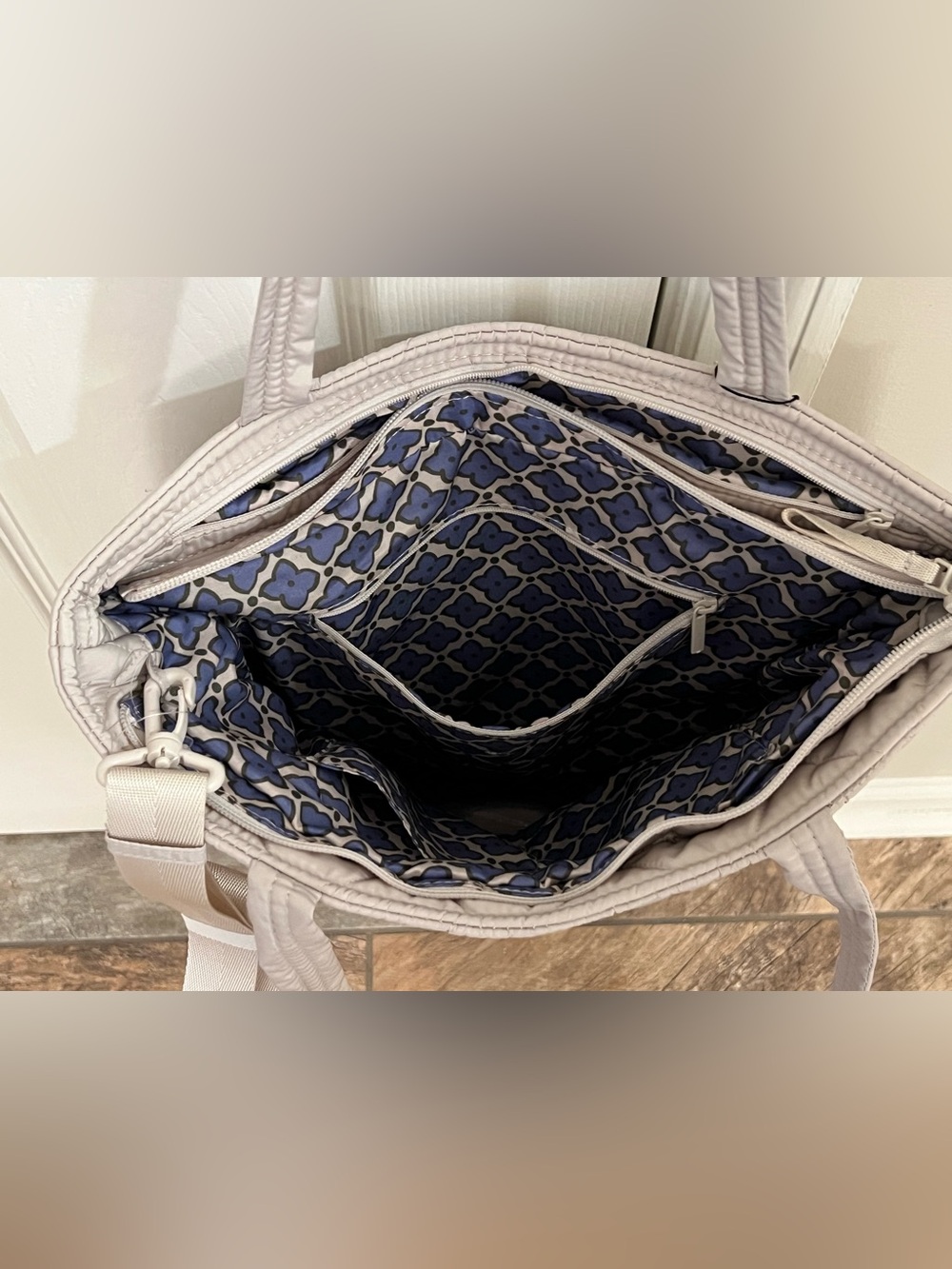 NWT Vera Bradley Ultralight Large North South Tote in Pumice Stone with Bonus - Picture 7 of 14